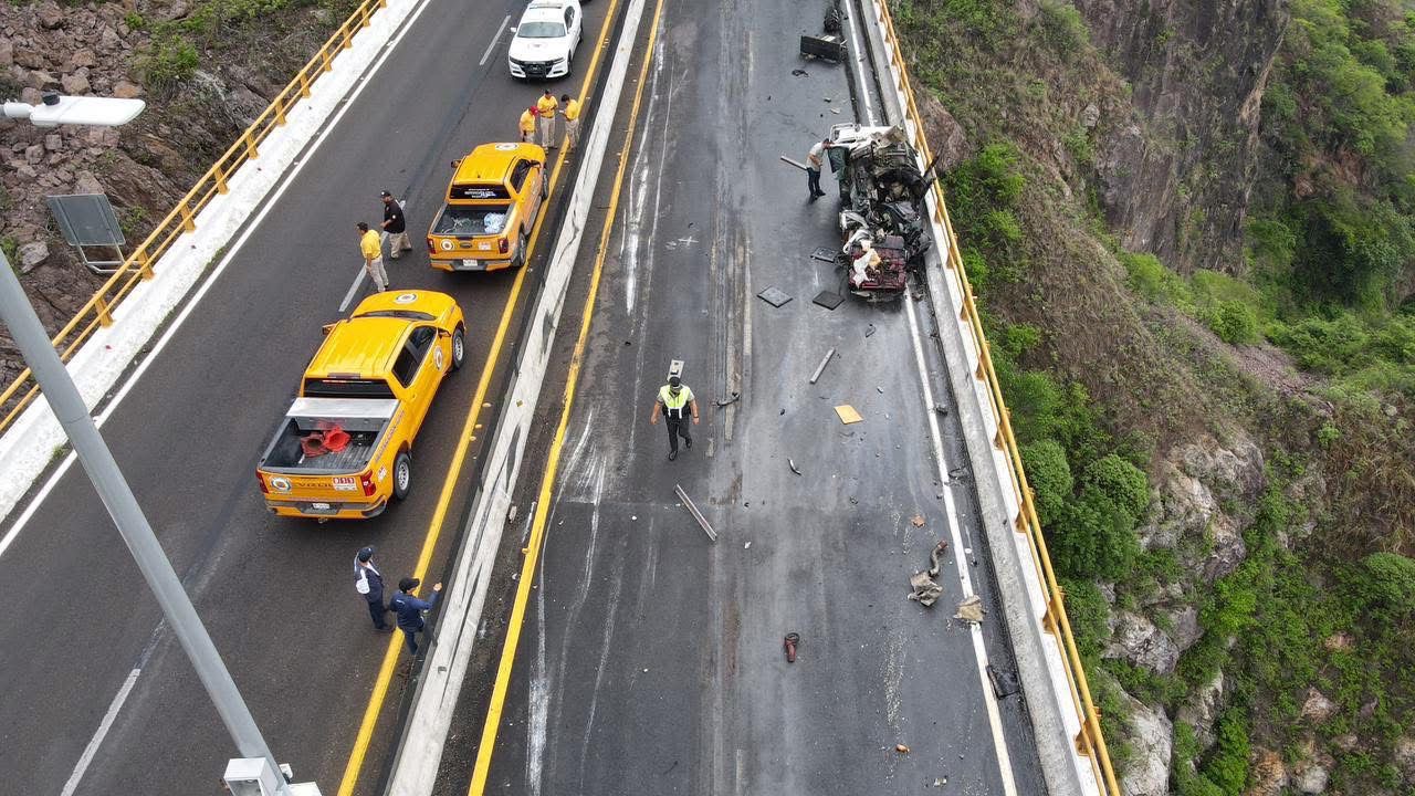 VOLCADURA DE UNA PIPA EN LA MAZATLÁN-DURANGO PROVOCA EL CIERRE DEL CARRIL QUE VA A MAZATLÁN