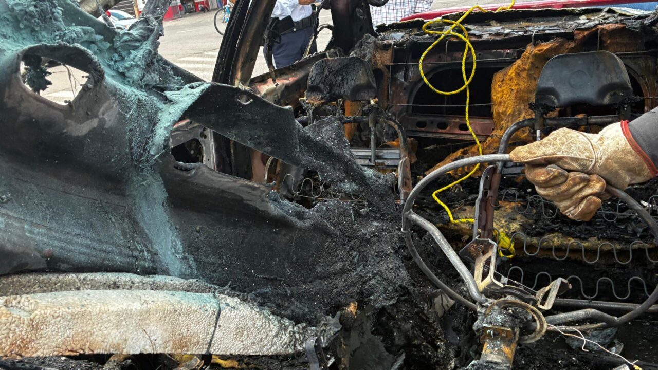 SE INCENDIA VEHÍCULO FRENTE A GASOLINERA EN LOS MOCHIS