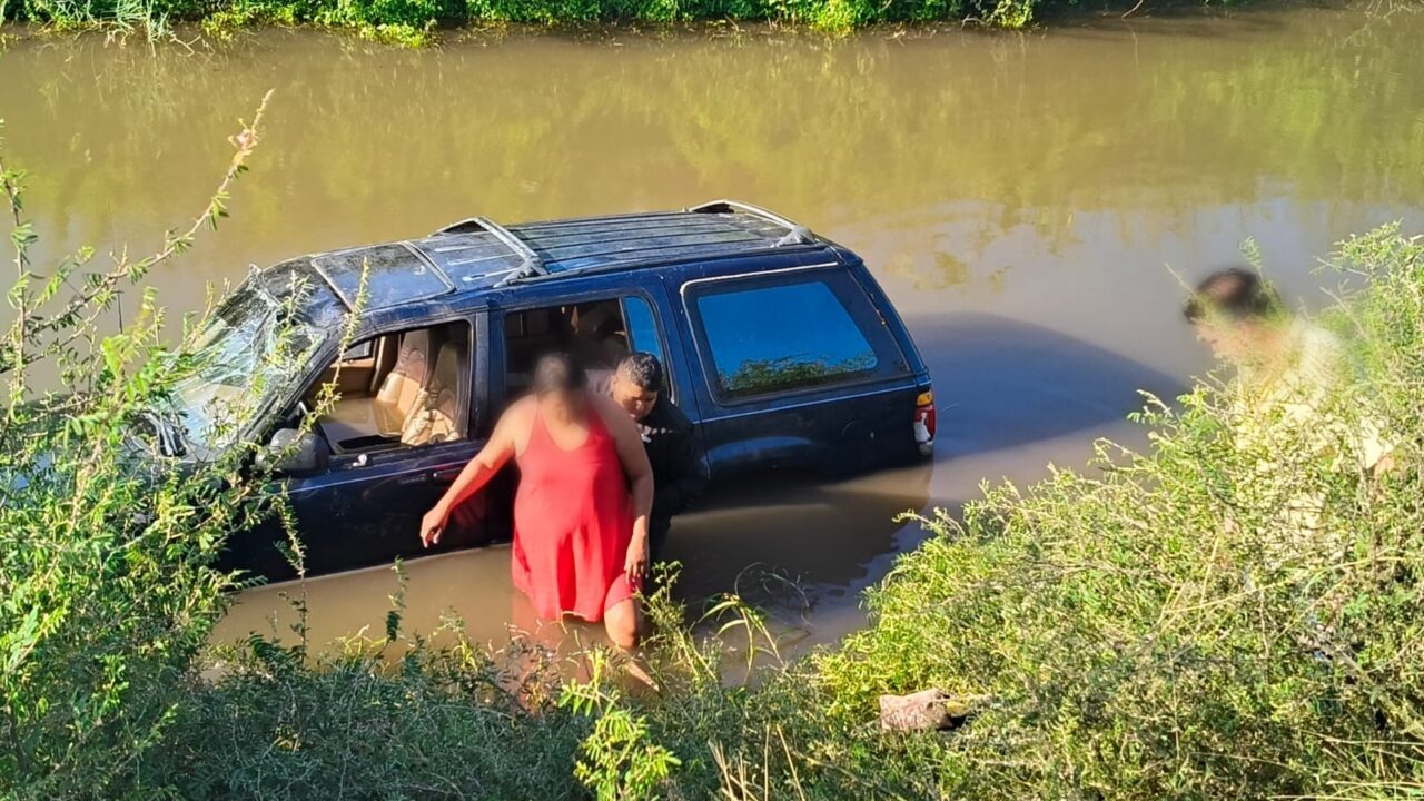 POLICÍAS LO HACEN GRUPO GOTER Y PREVENTIVO RESCATAN A FAMILIA ACCIDENTADA EN EL PORVENIR, AHOME
