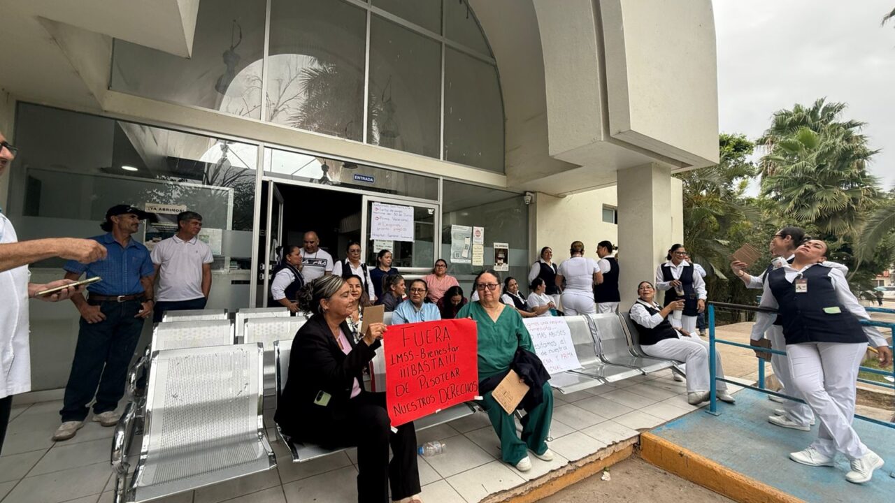 TRABAJADORES DE LA SALUD CIERRA PUERTAS DEL HG DE GUASAVE Y NO PERMIEN LA CONSULTA EXTERNA POR FALTA DE PAGO Y PRIMA VACACIONAL