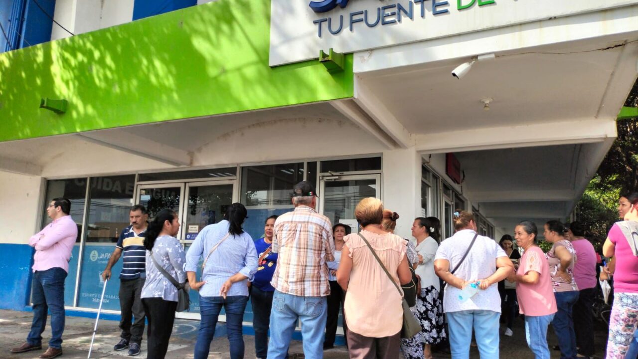 VECINOS DE LA COLONIA BIUL RUELAS TRUENAN CONTRA JAPAMA; TIENEN MÁS DE 15 DÍAS SIN AGUA