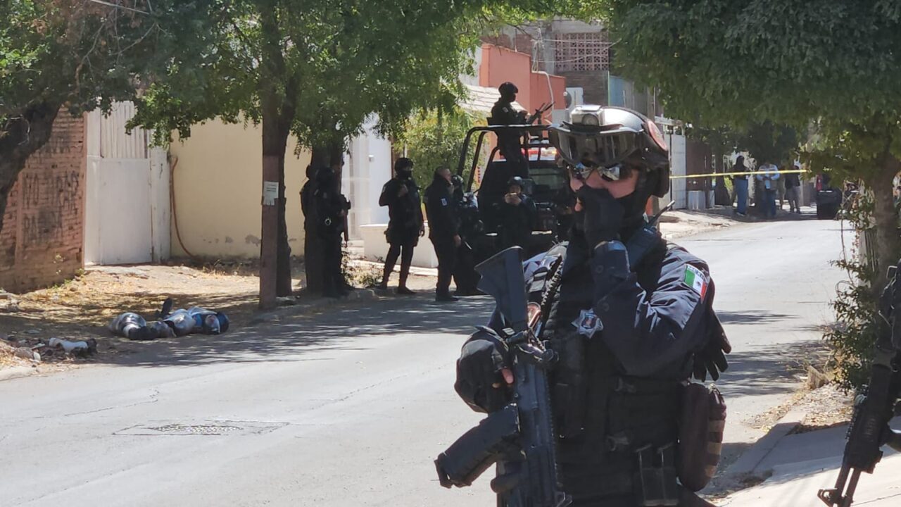 LOCALIZAN DOS UNIDADES CON REPORTE DE ROBO EN CULIACÁN; EN SU INTERIOR HABÍA UN CARGADOR Y UN ARMA LARGA