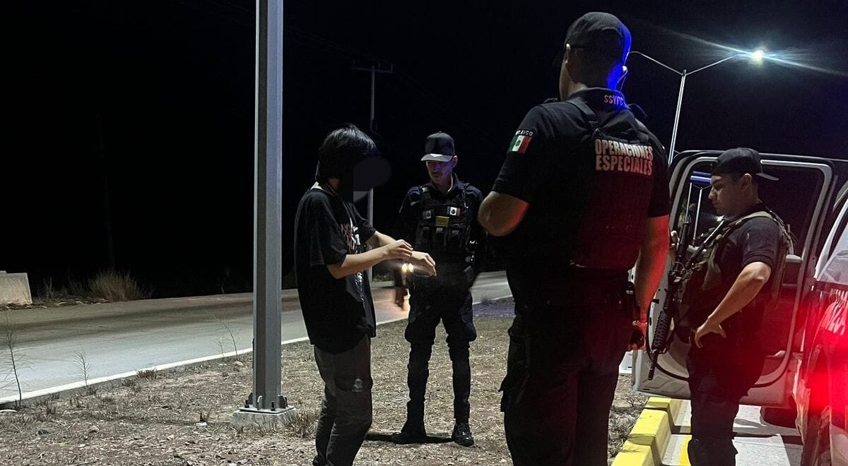 POLICÍAS RESCATAN A JOVEN A CON INTENCIONES DE HARCERSE DAÑO EN LA CARRETERA A TOPOLOBAMPO