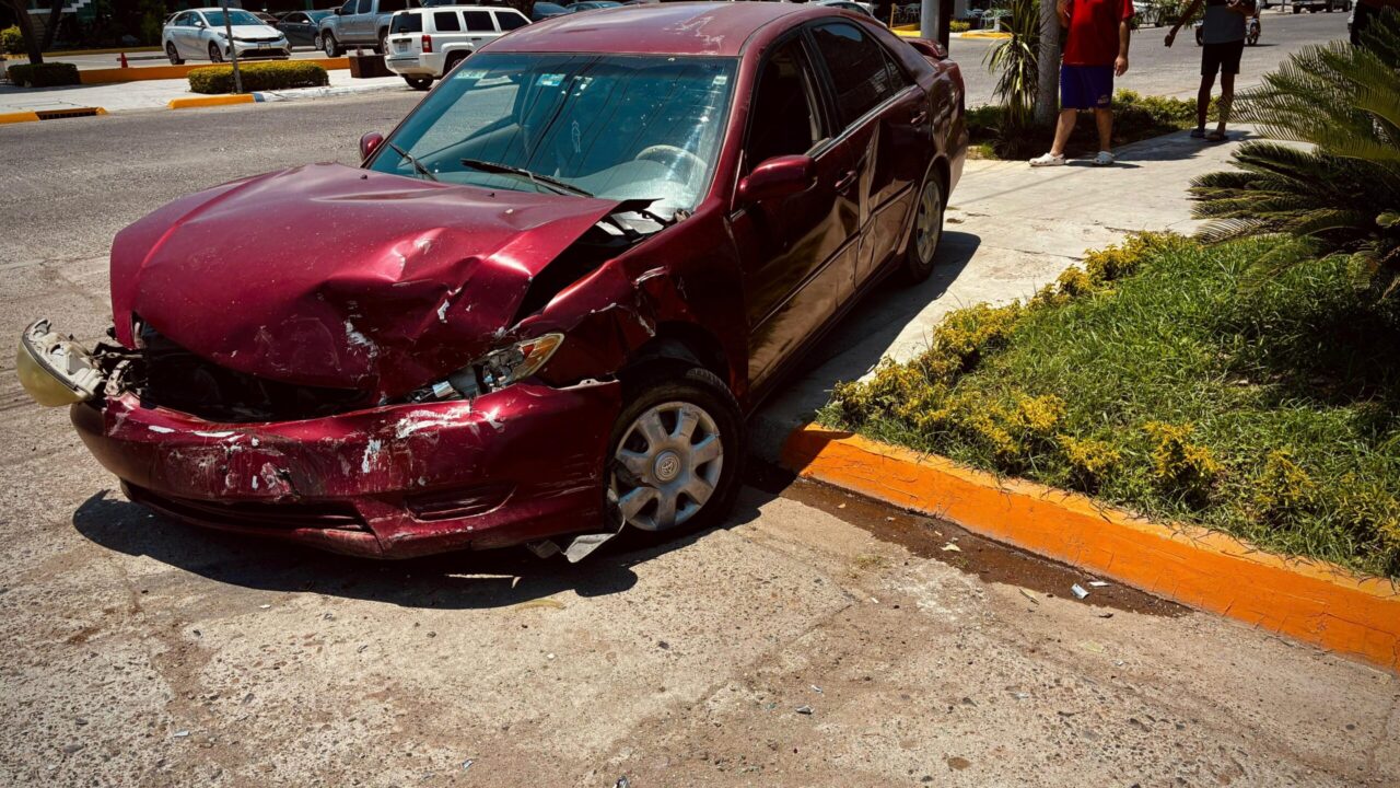 CUATRO HERIDAS TRAS APARATOSO CHOQUE EN EL CENTRO DE LOS MOCHIS