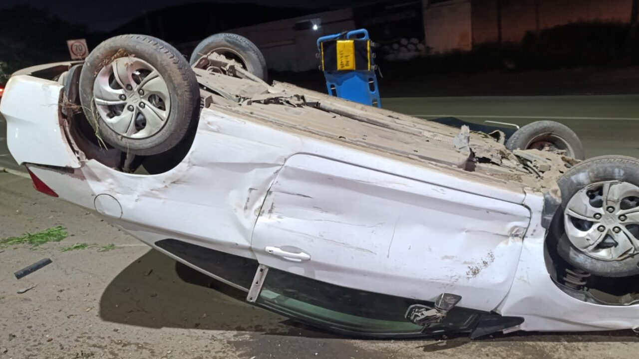CONDUCTOR RESULTA ILESO TRAS APARATOSO ACCIDENTE AL SUR DE MAZATLÁN