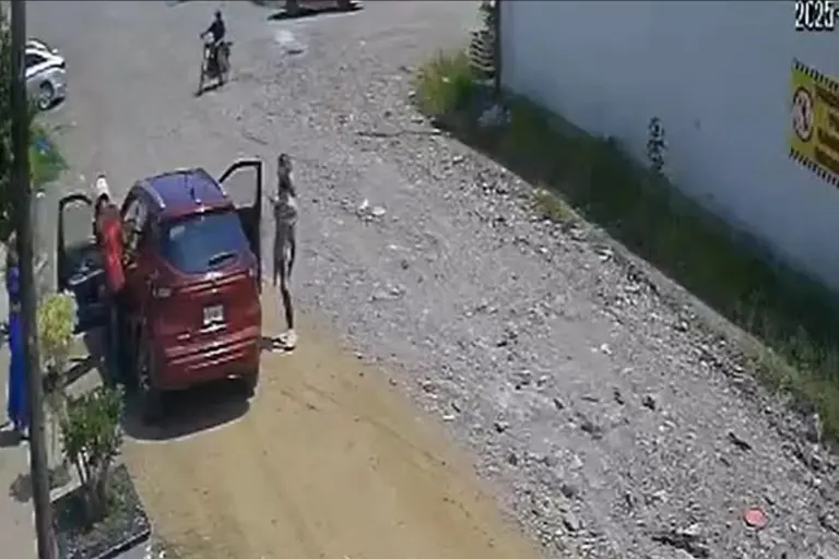 EN SEGUNDOS, ROBAN CAMIONETA A DOS MUJERES CON MENOR EN CULIACÁN